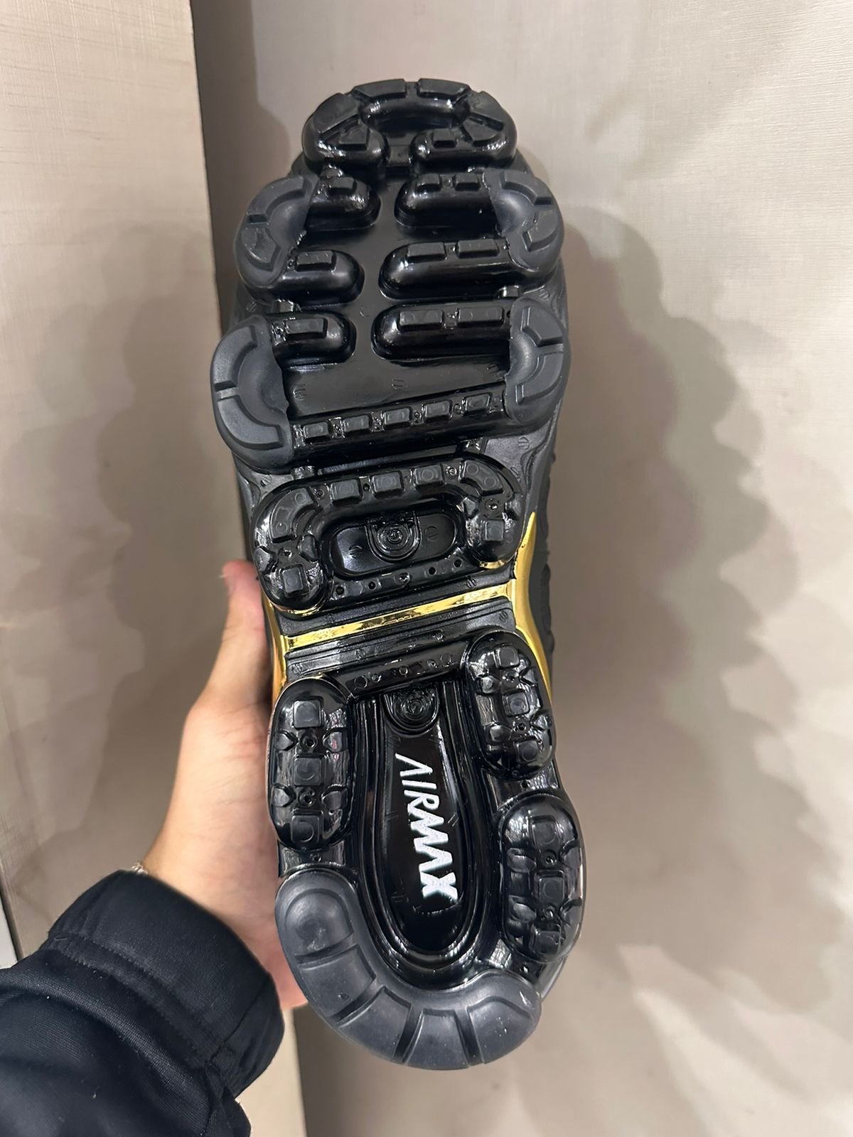Tênis Nike Vapormax Plus - Preto e Dourado