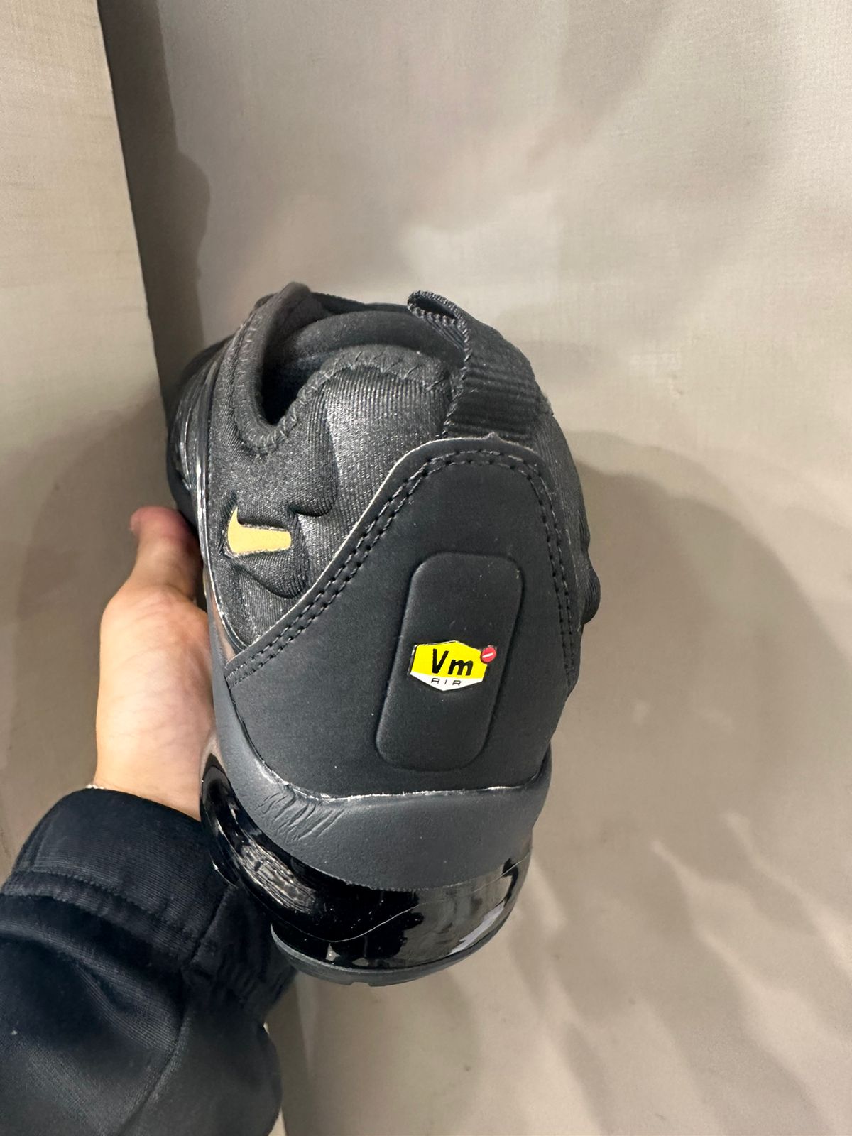Tênis Nike Vapormax Plus - Preto e Dourado