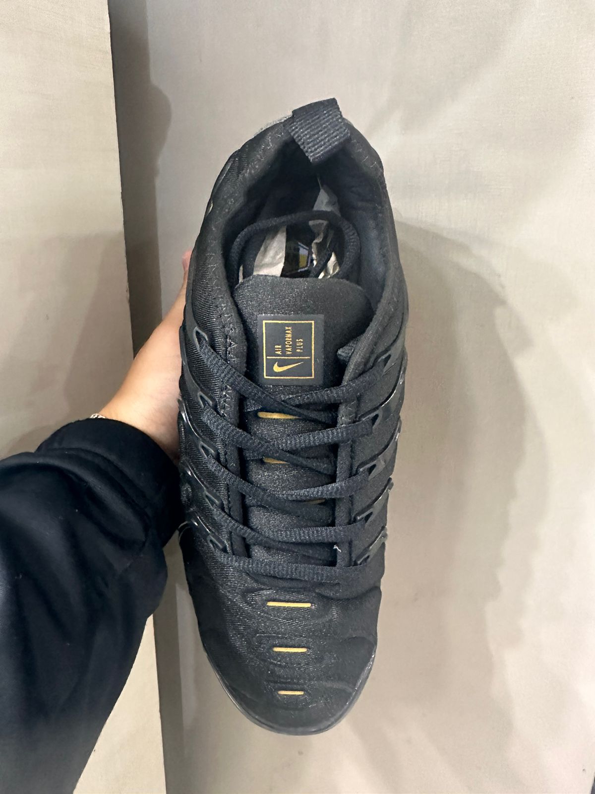 Tênis Nike Vapormax Plus - Preto e Dourado