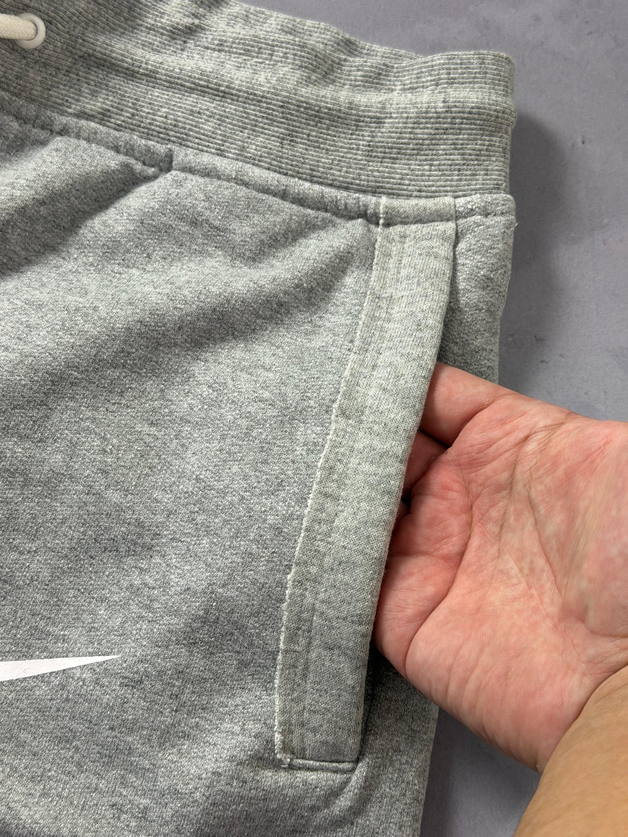 Shorts Moletom Nike Big Swoosh - Cinza