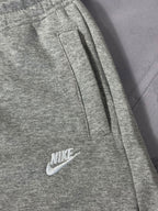Shorts Moletom Nike Club - Cinza
