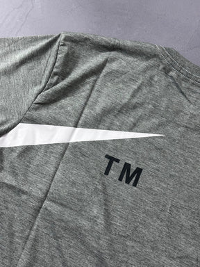 Camiseta Nike Big Swoosh TM - Cinza