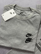 Camiseta Nike World Tour - Cinza