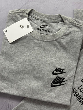 Camiseta Nike World Tour - Cinza