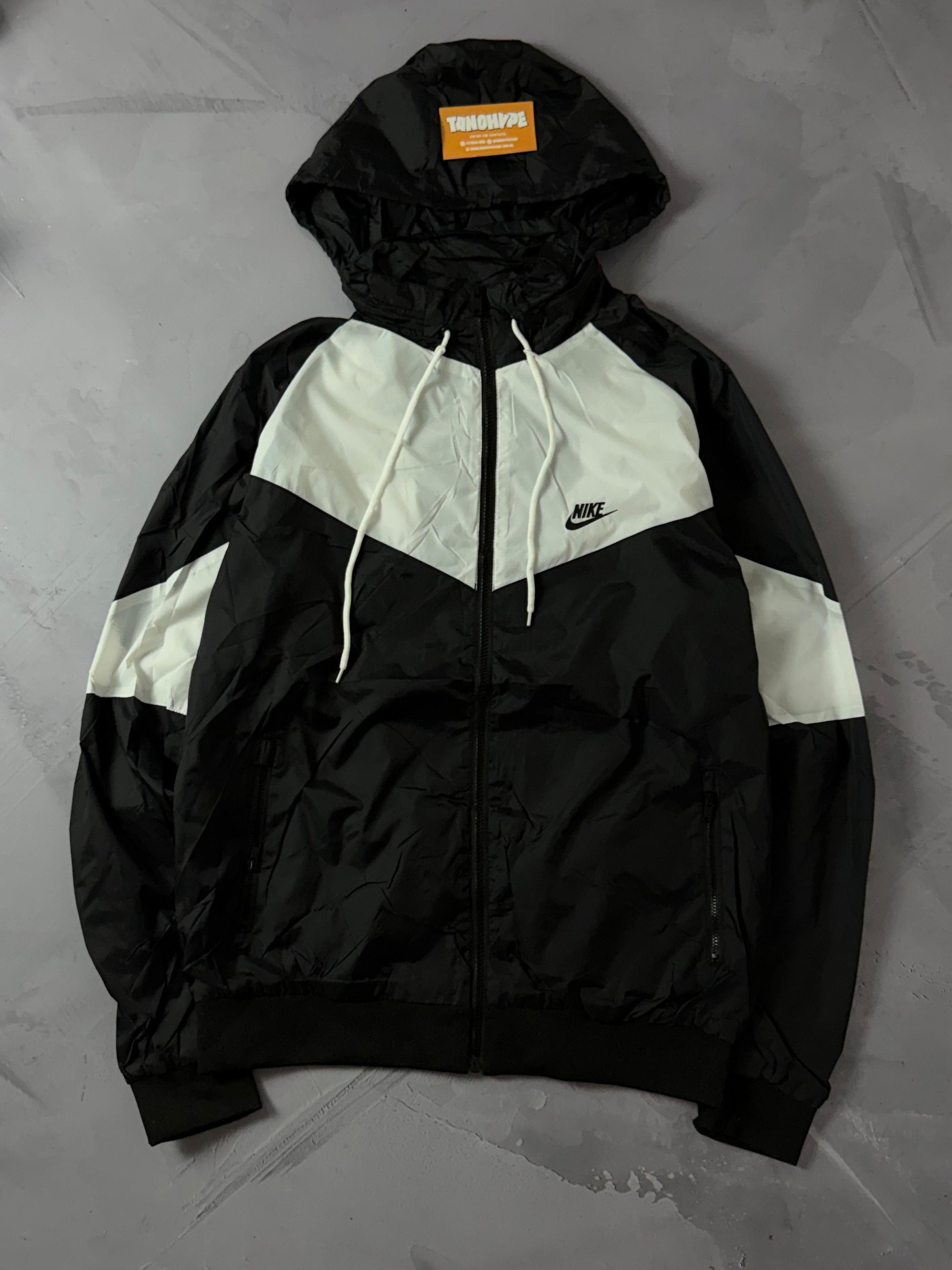 Corta Vento Nike Windrunner - Preto e Branco