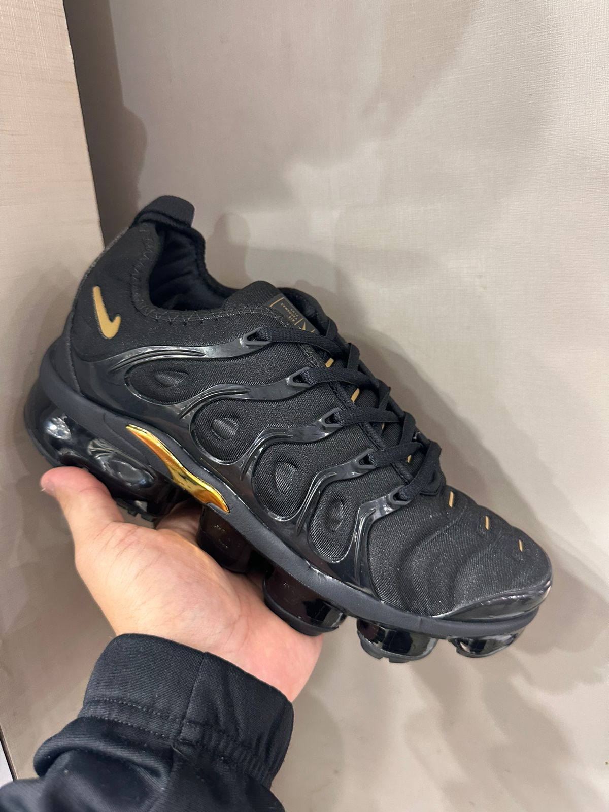 Tênis Nike Vapormax Plus - Preto e Dourado