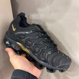 Tênis Nike Vapormax Plus - Preto e Dourado