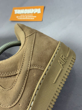 Tênis Nike Air Force 1 - Bege Camurça