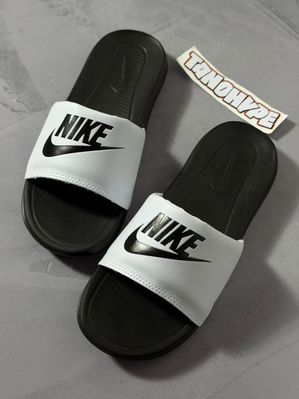 Chinelo Slide Nike Victori - Preto e Branco