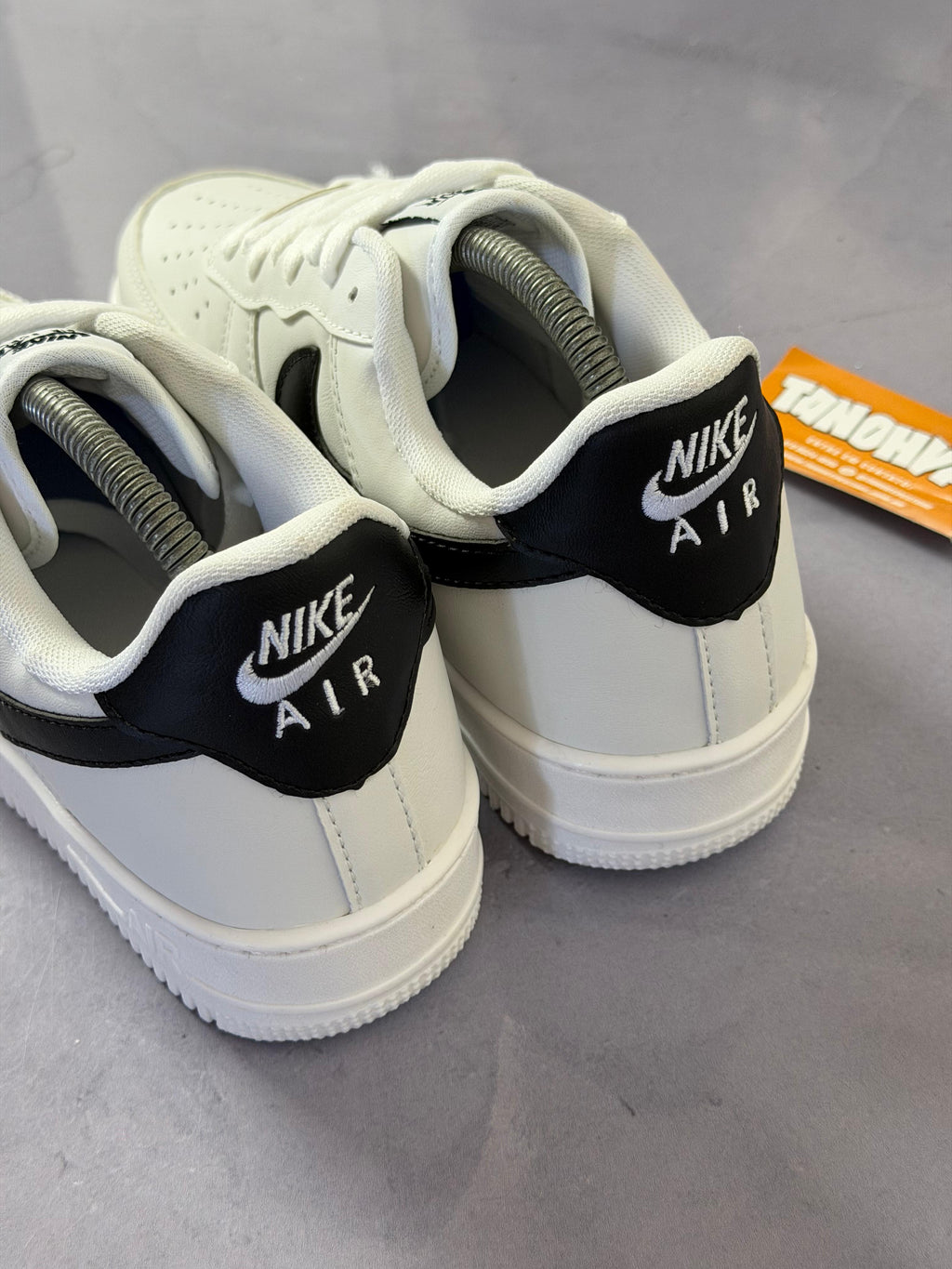 Tênis Nike Air Force 1 - Branco e Preto