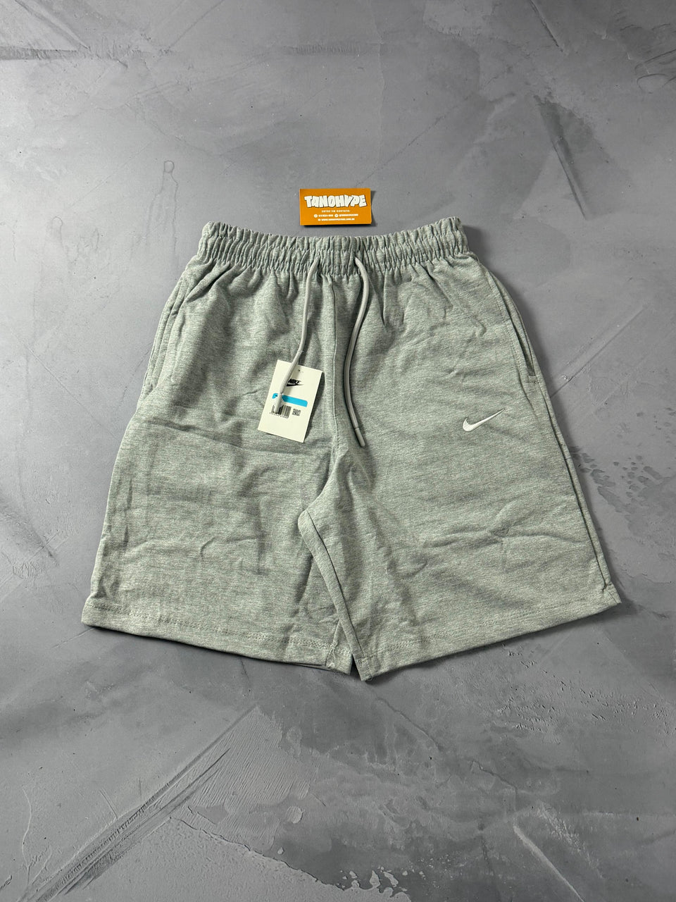 Shorts Moletom Nike Essentials - Cinza