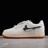 Tênis Nike Air Force 1 x Travis Scott