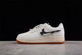 Tênis Nike Air Force 1 x Travis Scott