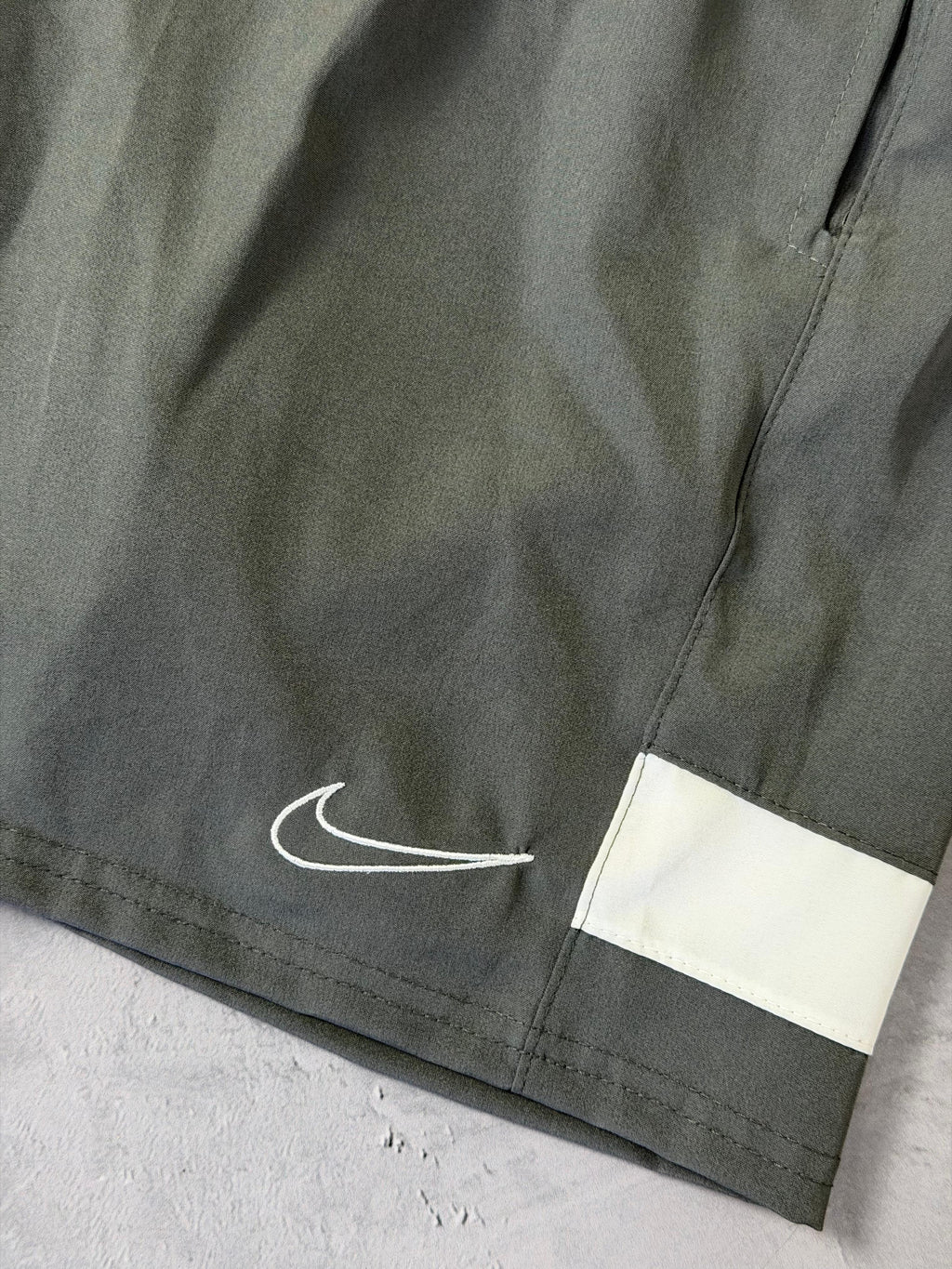 Shorts Tactel Nike Academy - Cinza