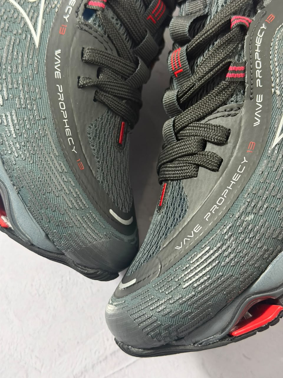 Tênis Mizuno Wave Prophecy 13 - Cinza Vermelho