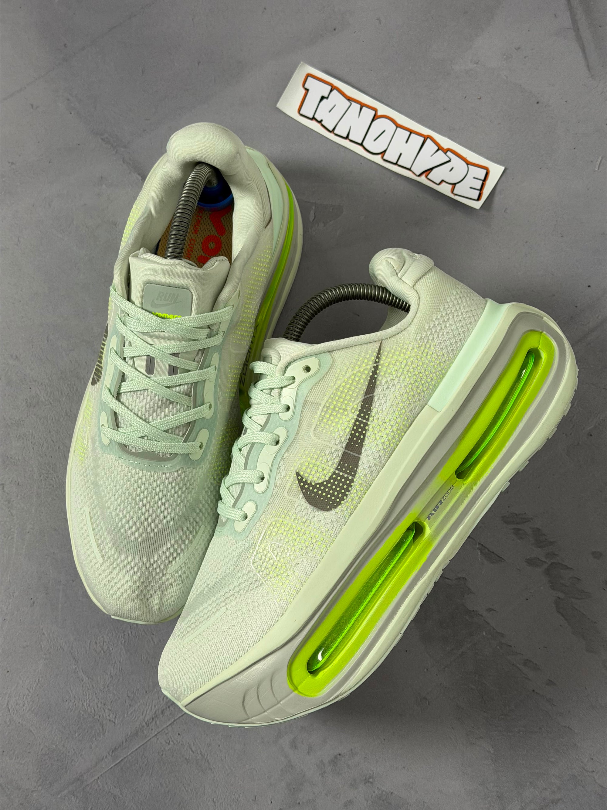Tênis Nike Vomero - Barely Volt
