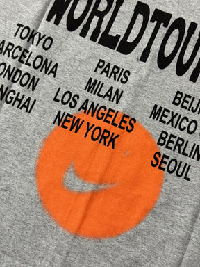 Camiseta Nike World Tour - Cinza