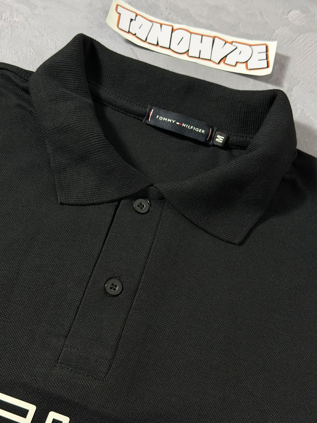 Polo Tommy Hilfiger Letreiro - Preto