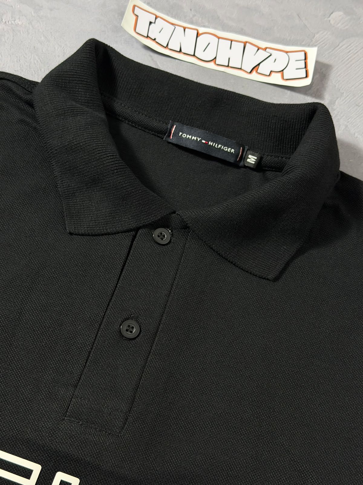 Polo Tommy Hilfiger Letreiro - Preto