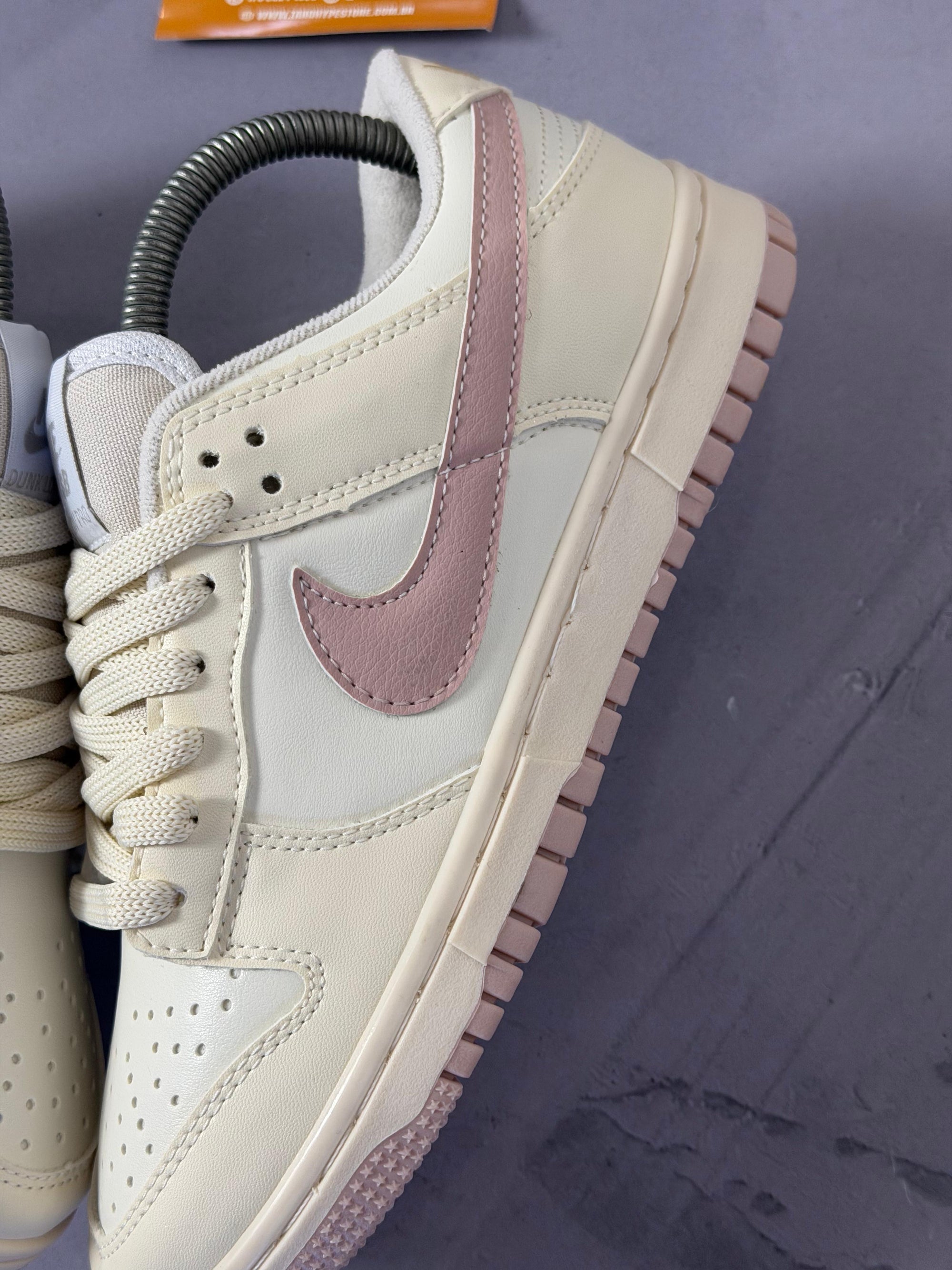 Tênis Nike Dunk - OffWhite e Rosa