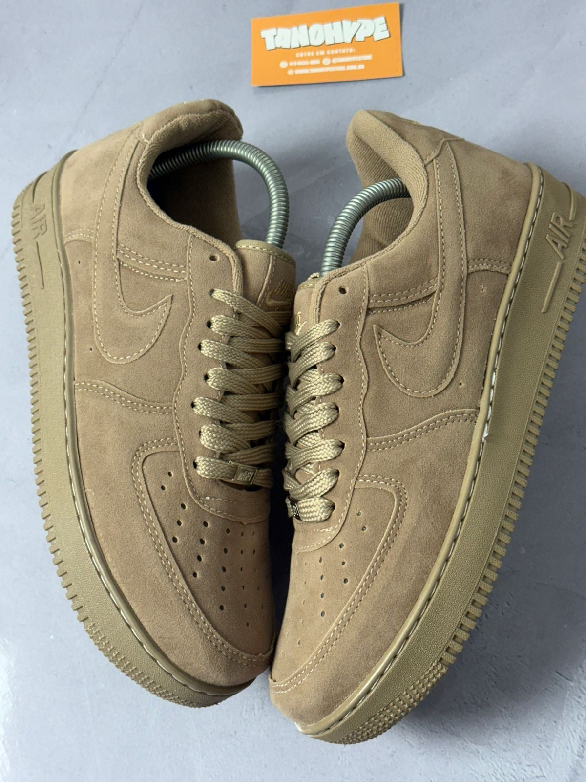 Tênis Nike Air Force 1 - Bege Camurça