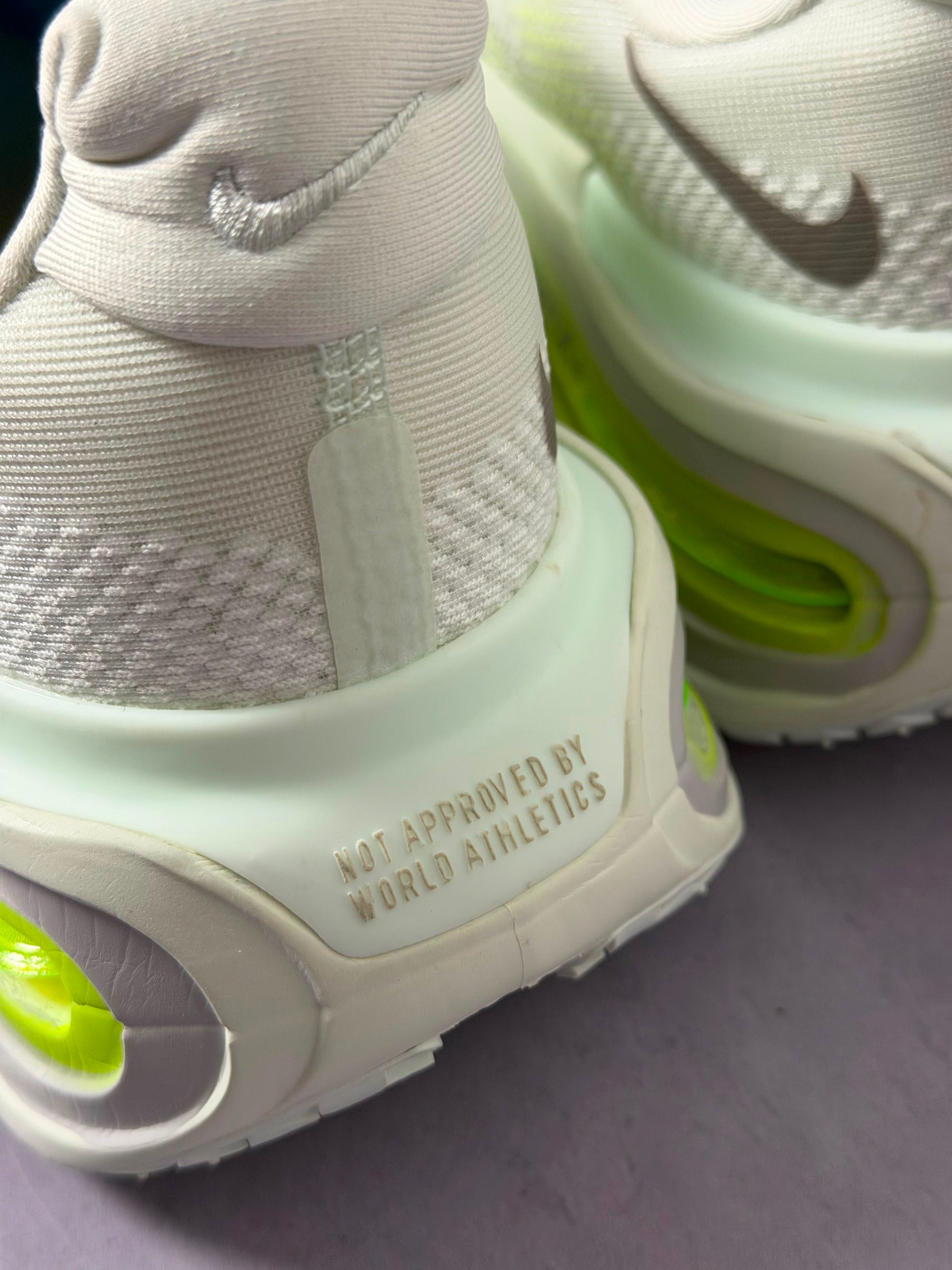 Tênis Nike Vomero - Barely Volt