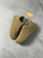 Tênis Nike Air Force 1 - Bege Camurça