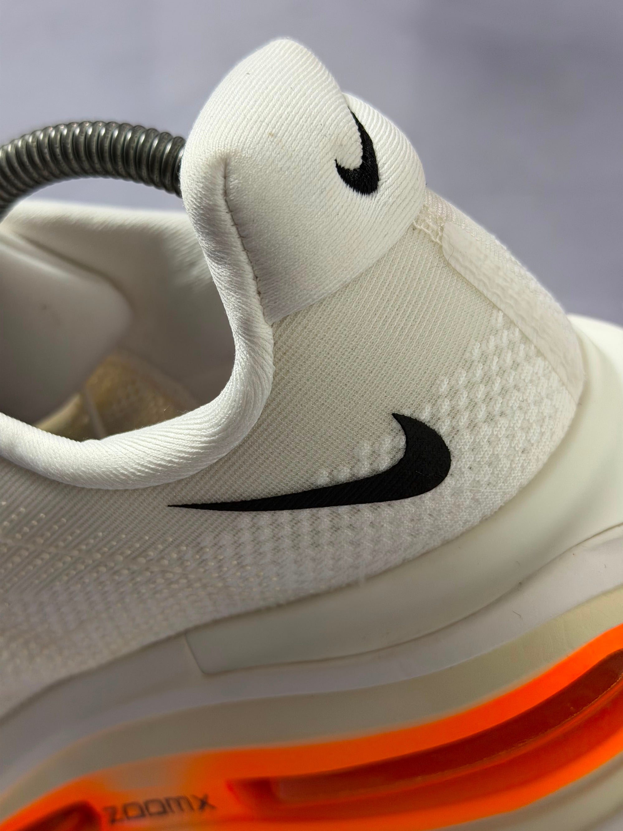 Tênis Nike Vomero - White Orange