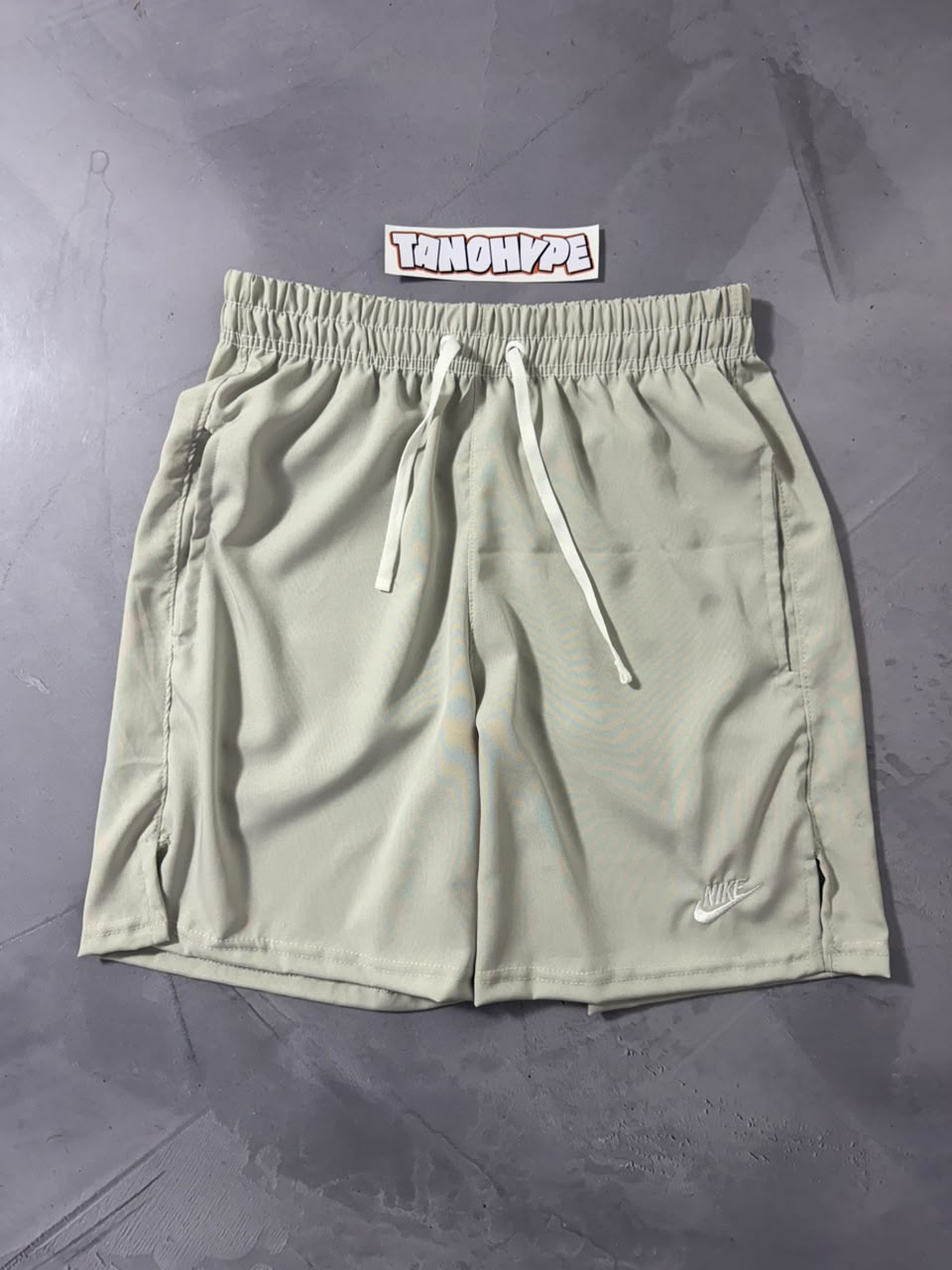 Shorts Tactel Nike Club Flow - Cinza Claro