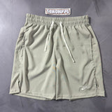 Shorts Tactel Nike Club Flow - Cinza Claro