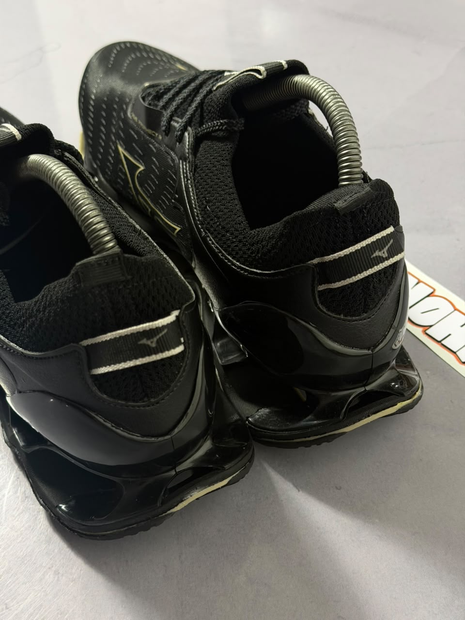 Tênis Mizuno Wave Prophecy 14 - Preto Dourado