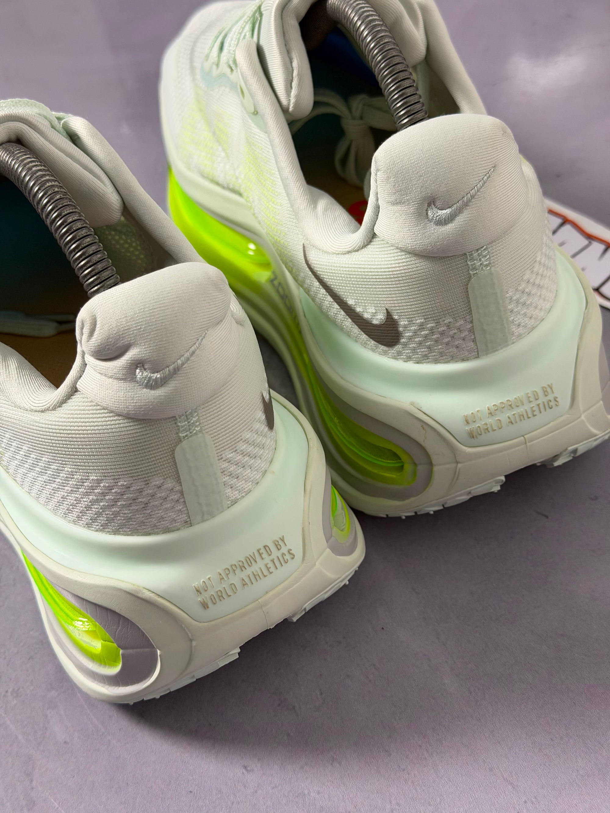 Tênis Nike Vomero - Barely Volt