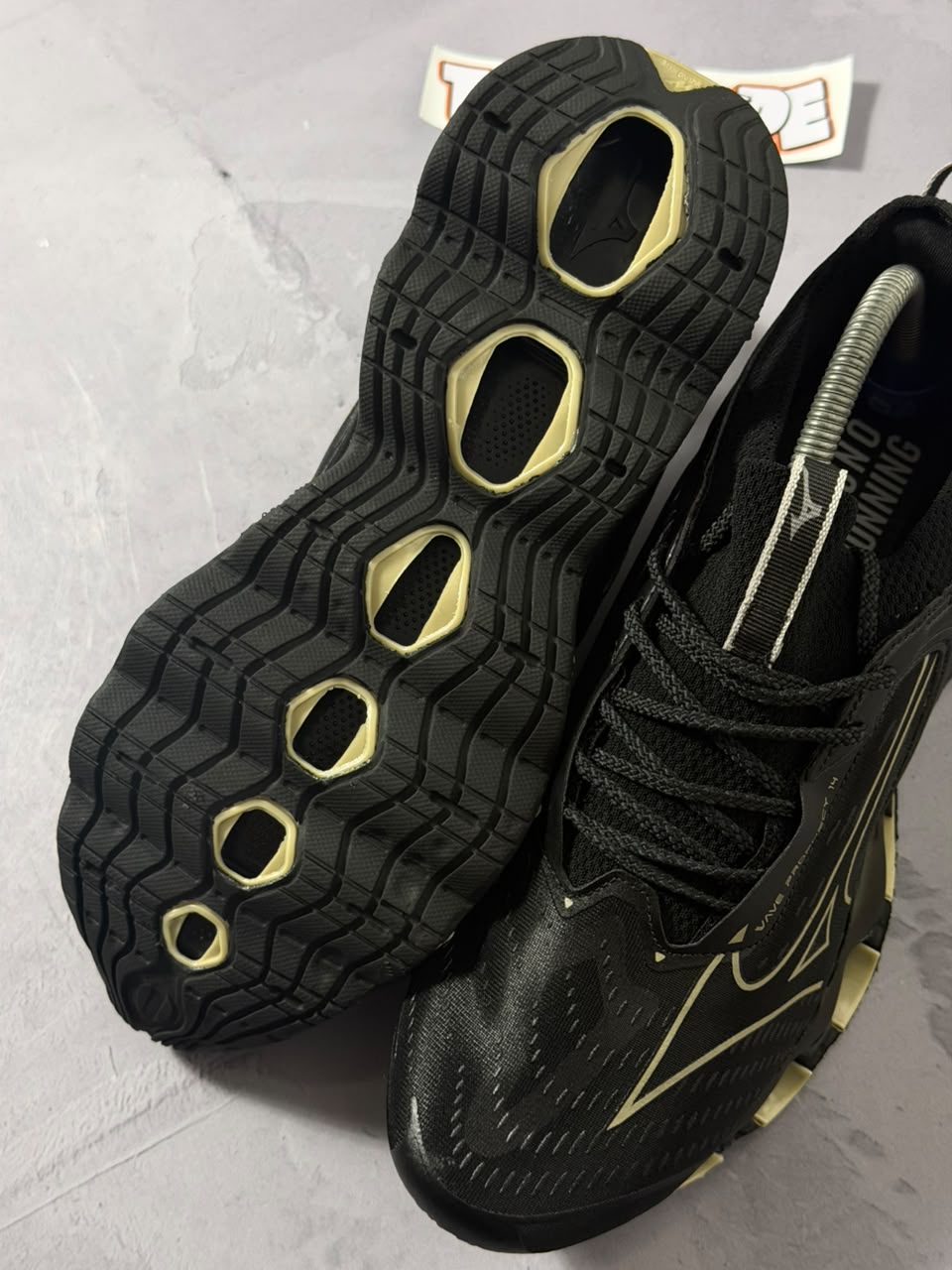 Tênis Mizuno Wave Prophecy 14 - Preto Dourado