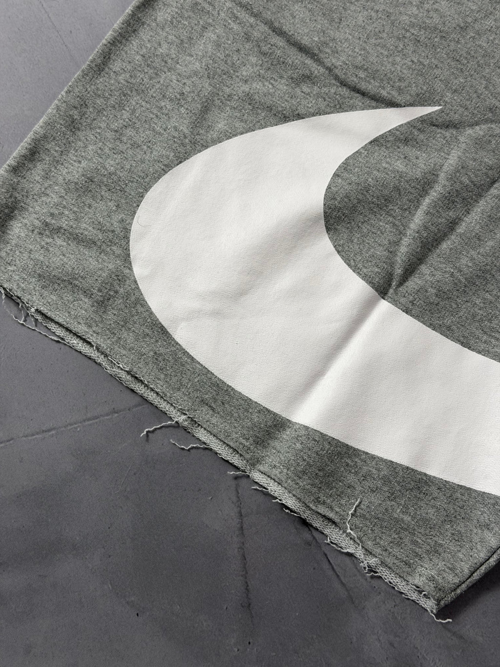 Shorts Moletom Nike Big Swoosh - Cinza