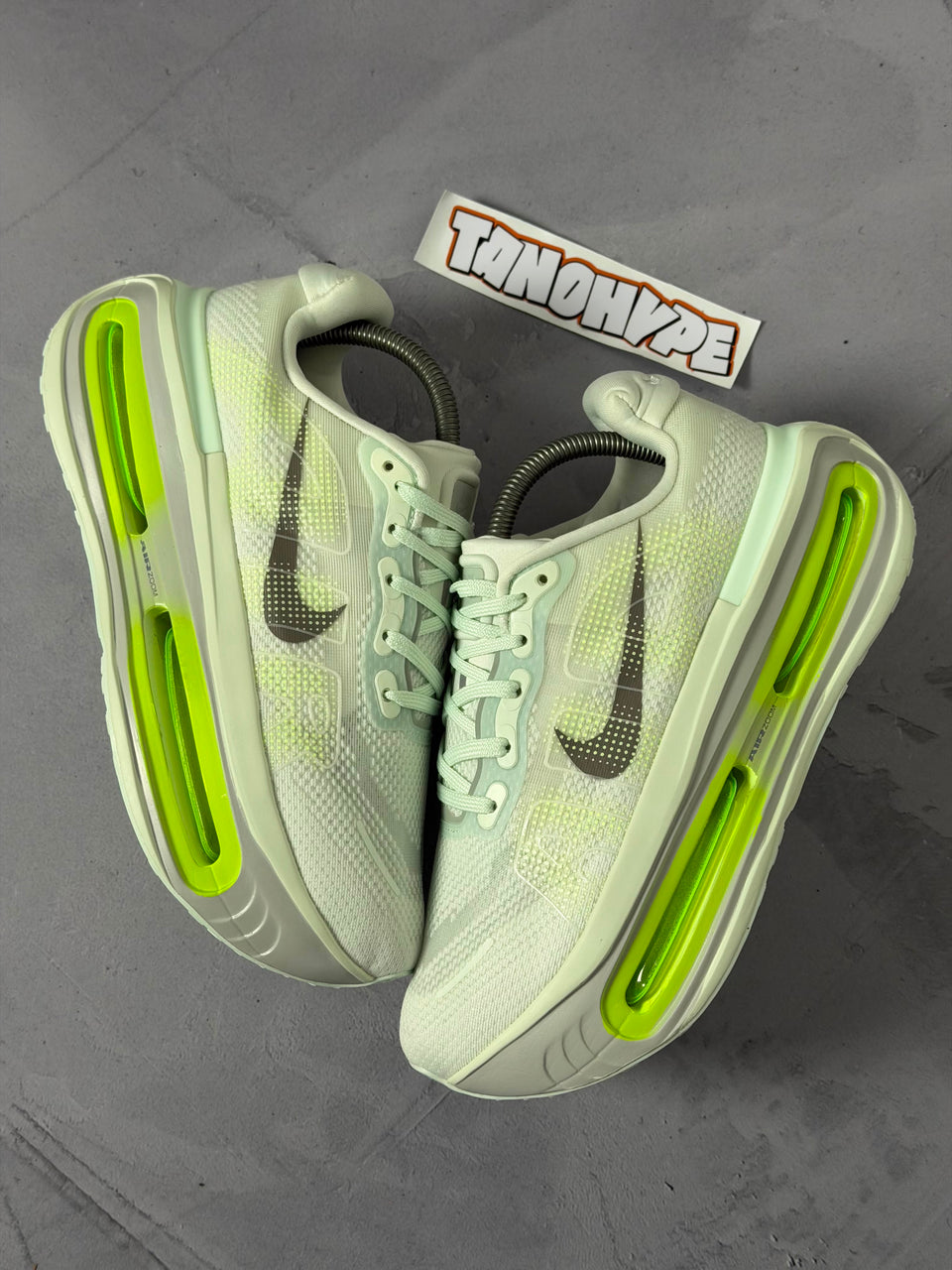 Tênis Nike Vomero - Barely Volt