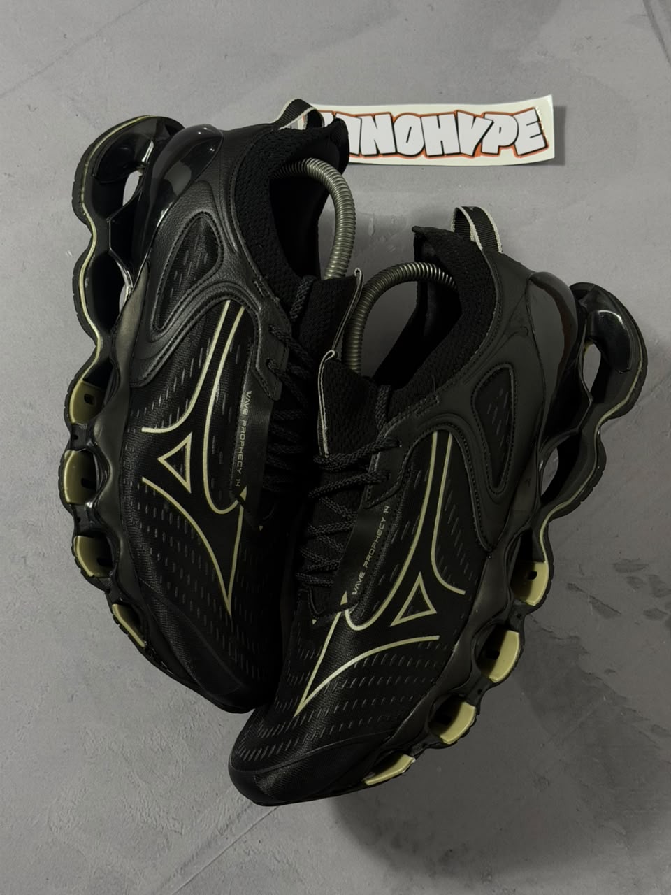 Tênis Mizuno Wave Prophecy 14 - Preto Dourado