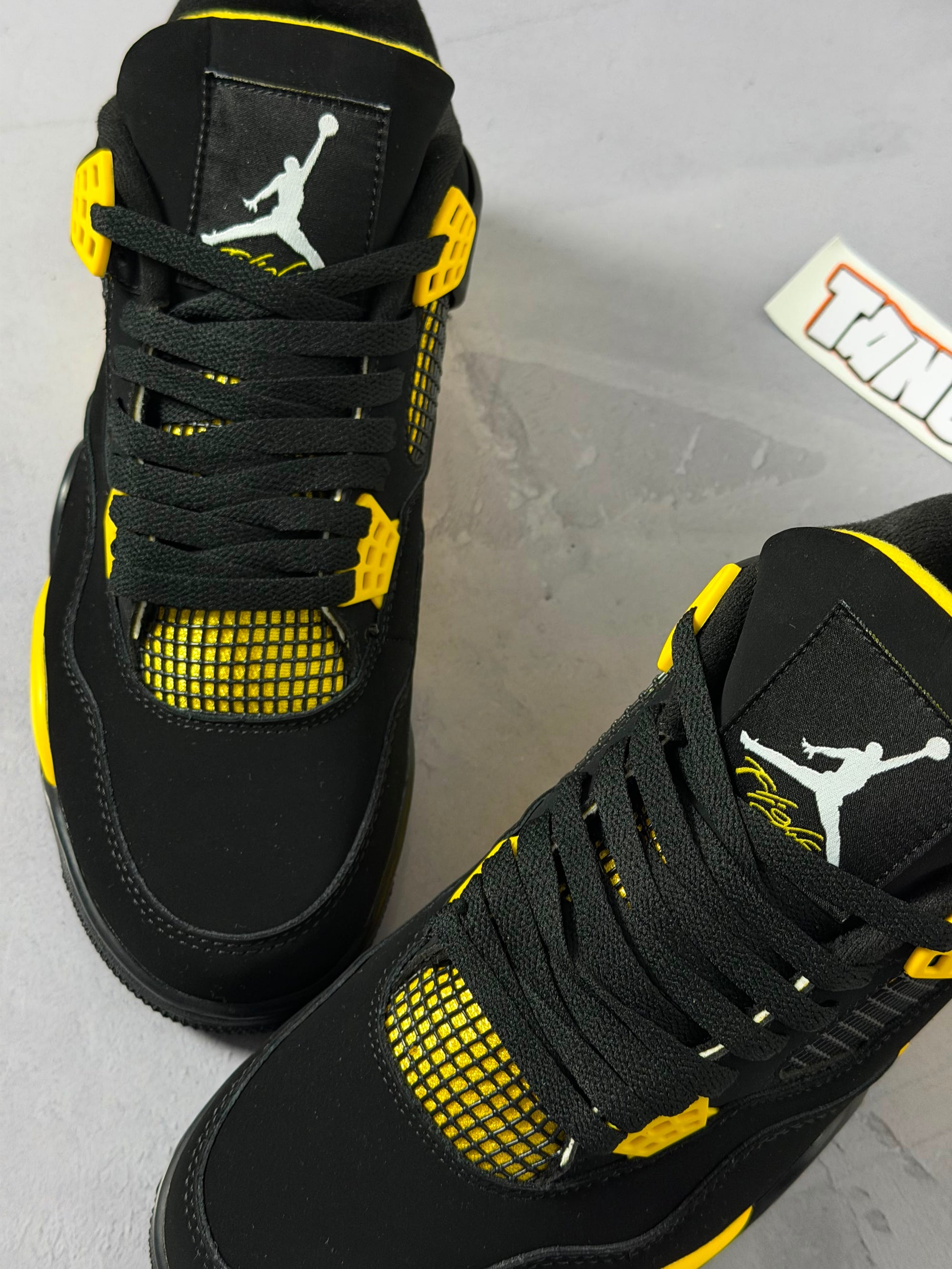 Tênis Nike Air Jordan 4 - Black Yellow