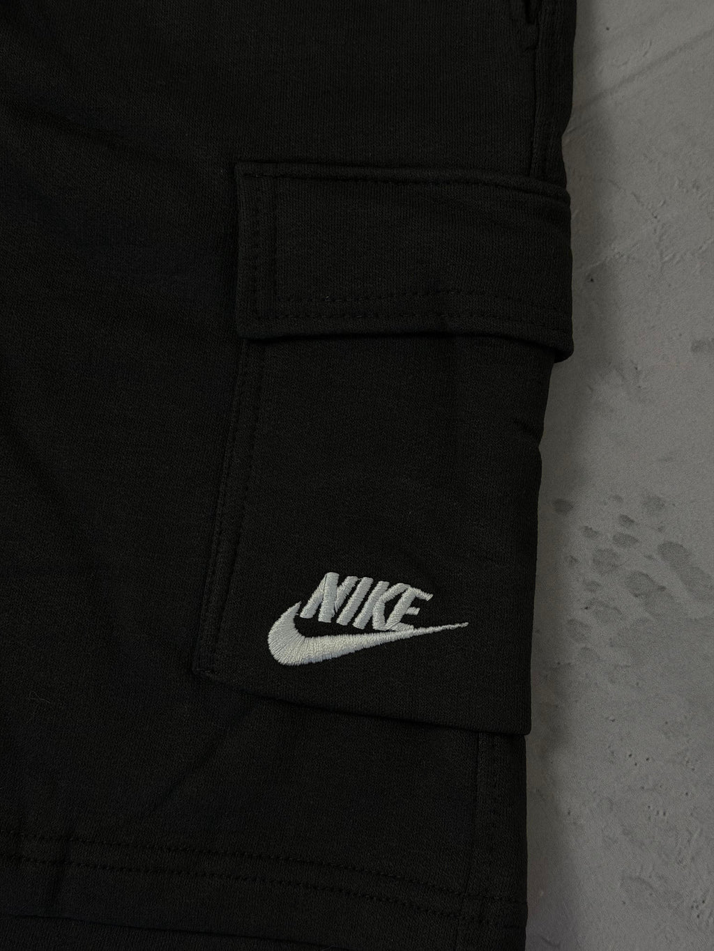 Shorts Moletom Cargo Nike Club - Preto