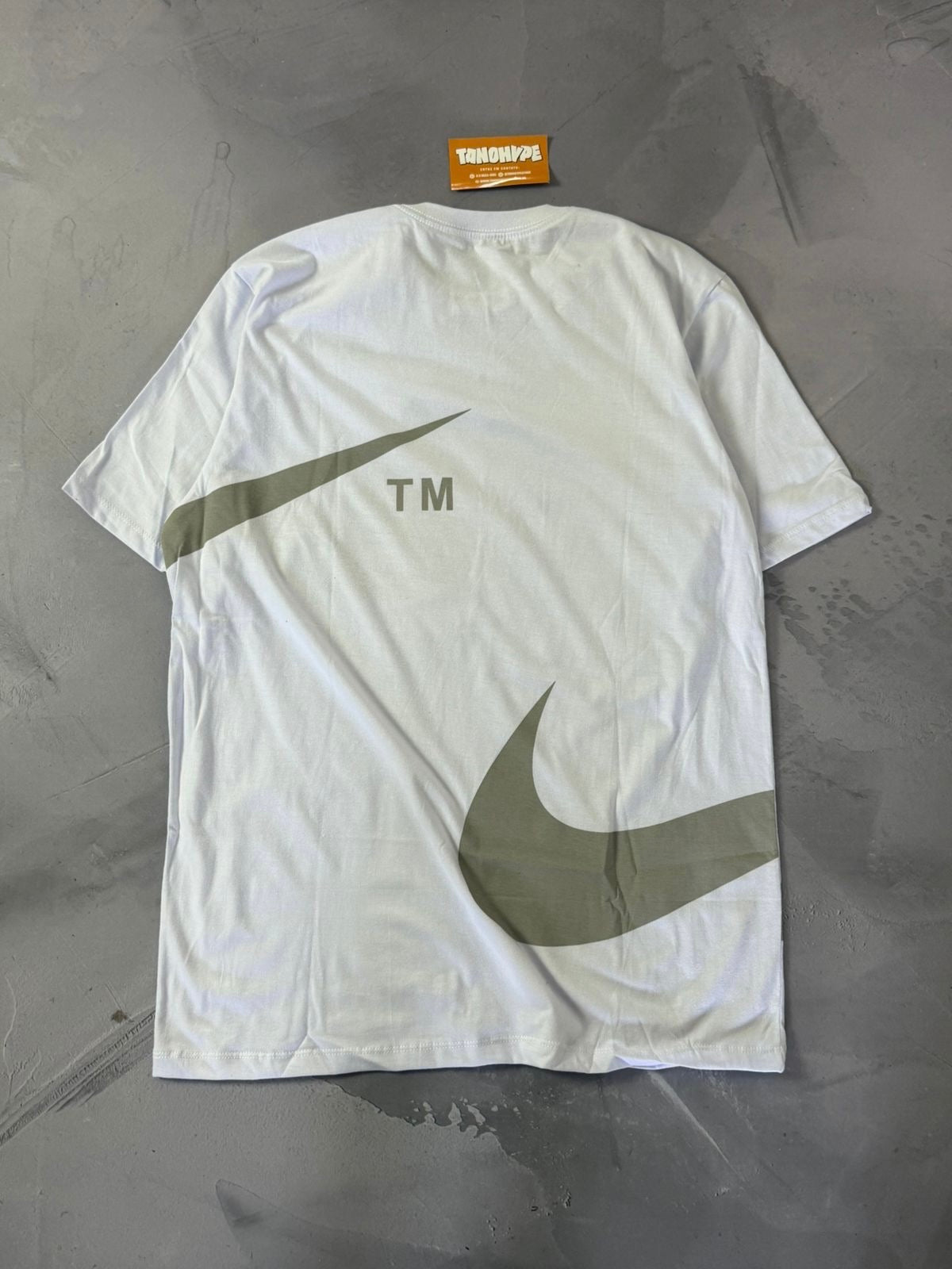 Camiseta Nike Big Swoosh TM - Branca