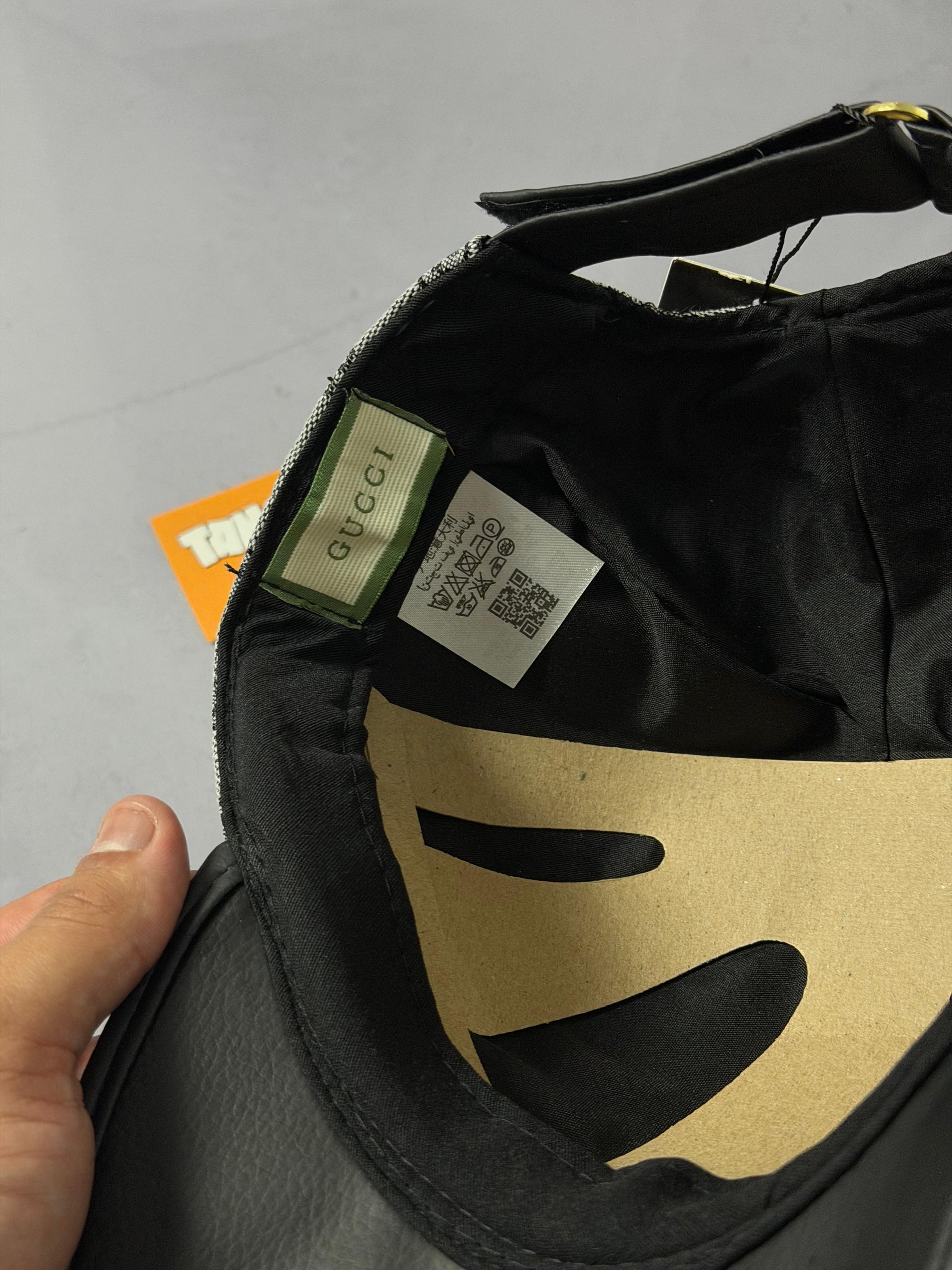 Boné Gucci Canvas - Preto/Cinza