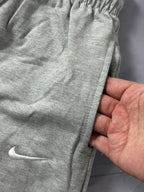 Shorts Moletom Nike Essentials - Cinza