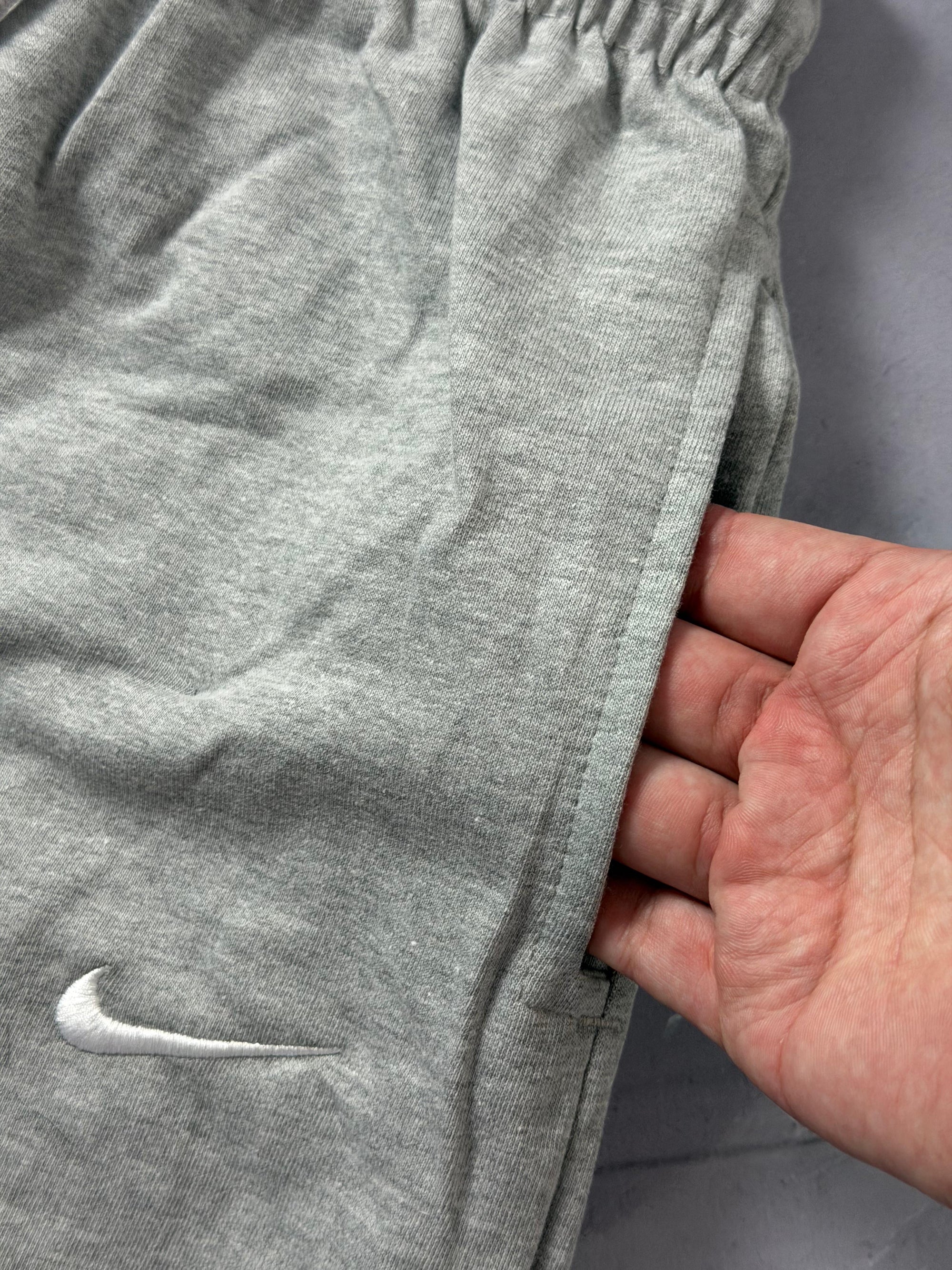 Shorts Moletom Nike Essentials - Cinza