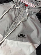 Corta Vento Nike Windrunner - Preto e Cinza
