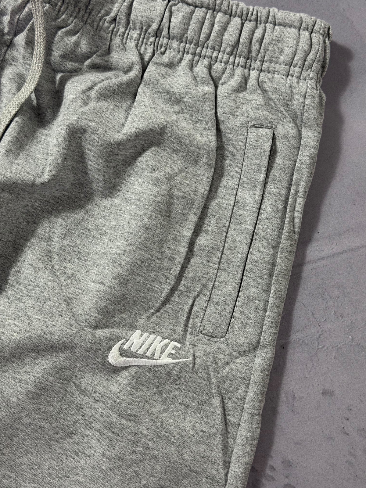 Shorts Moletom Nike Club - Cinza