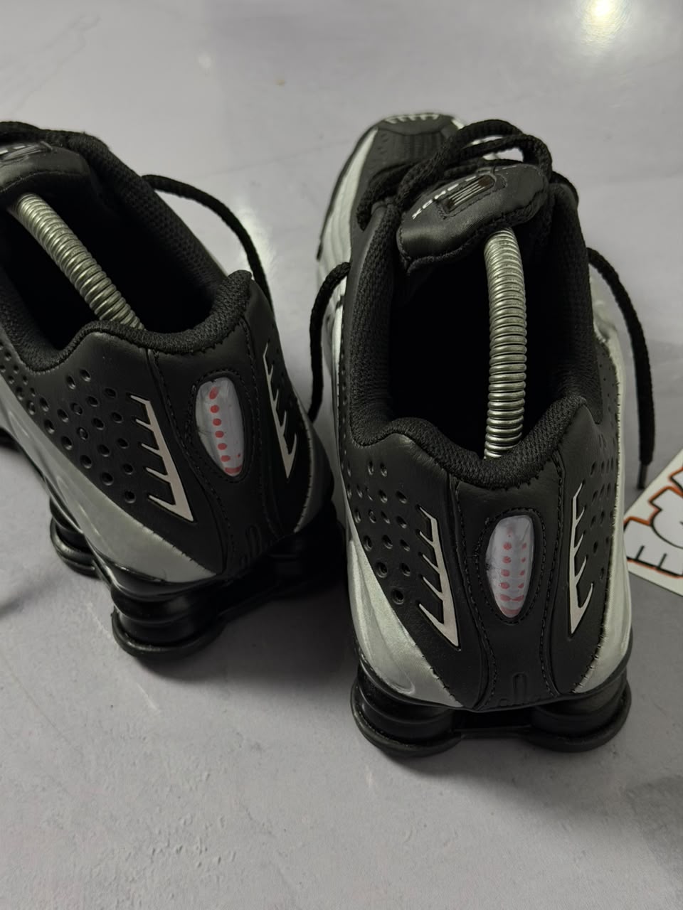 Tênis Nike Shox R4 - Cinza/Preto