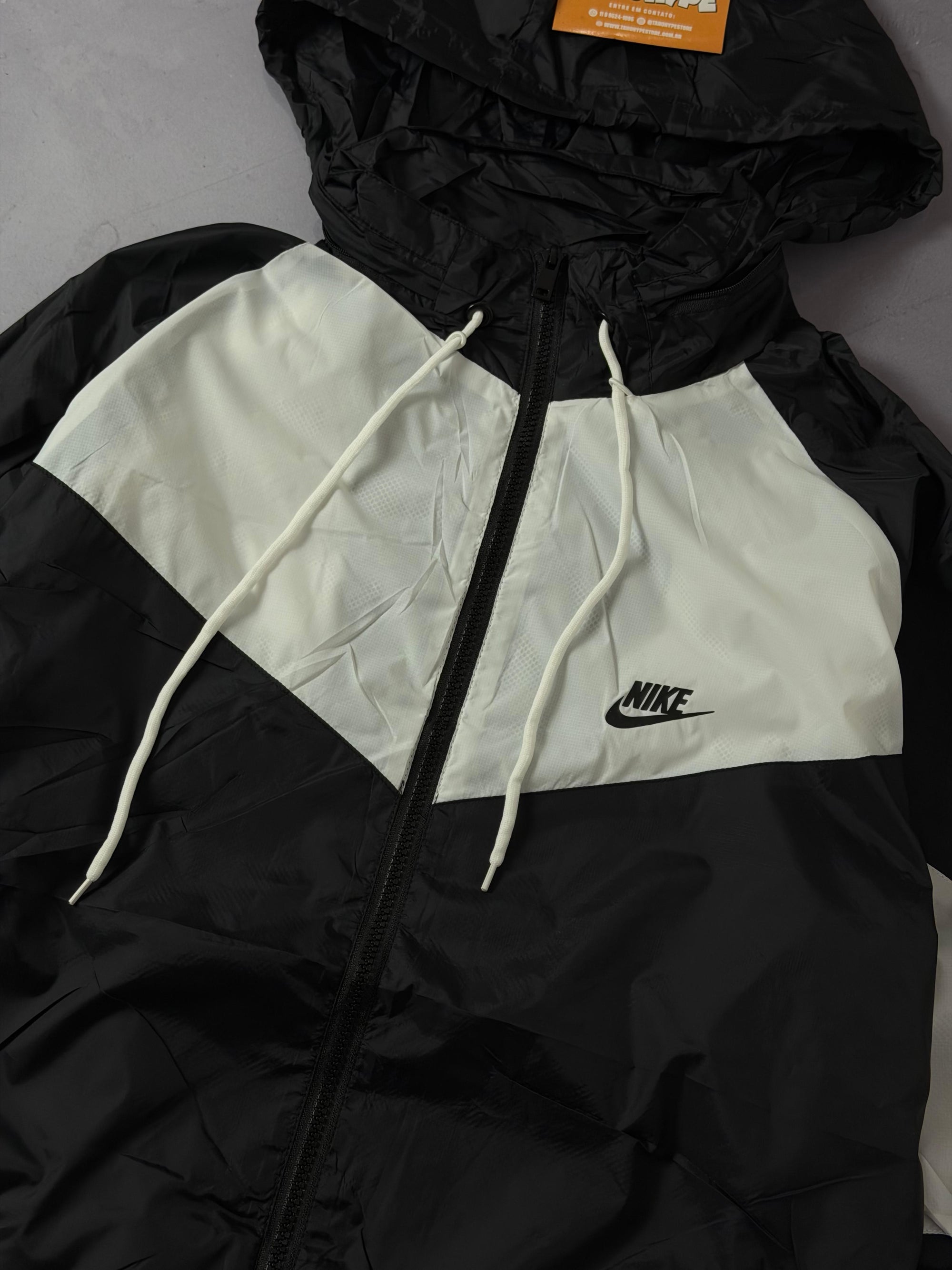 Corta Vento Nike Windrunner - Preto e Branco