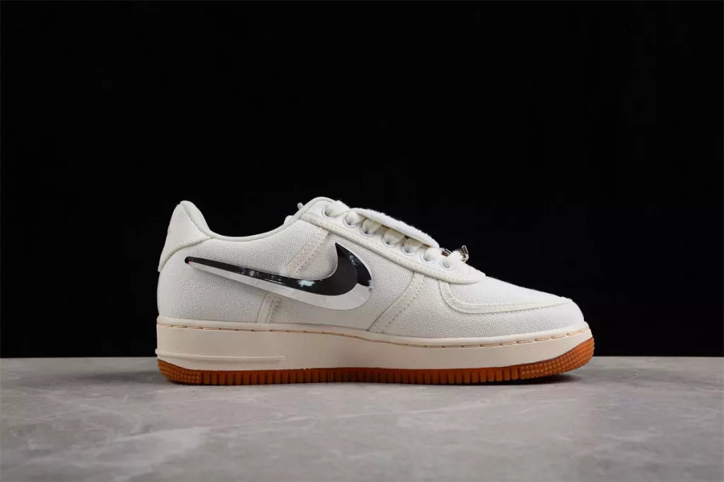 Tênis Nike Air Force 1 x Travis Scott
