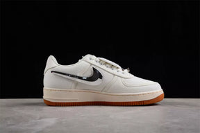 Tênis Nike Air Force 1 x Travis Scott