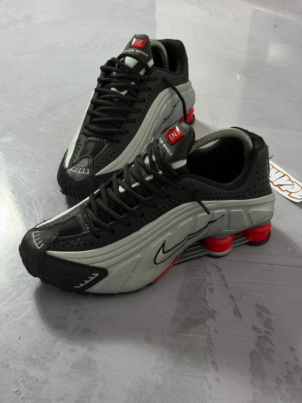 Tênis Nike Shox R4 - Cinza/Vermelho