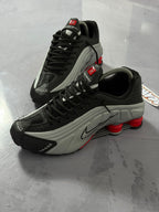 Tênis Nike Shox R4 - Cinza/Vermelho